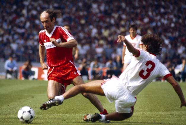 Fußball, DFB-Pokalfinale 1982 1983, 1. FC Köln - Fortuna Köln Pokalfinale 1983 Fortuna Köln vs 1.FC Köln 0:1 Hier Johannes Linßen Fortuna links + Herbert Zimmermann FCKöln rechts