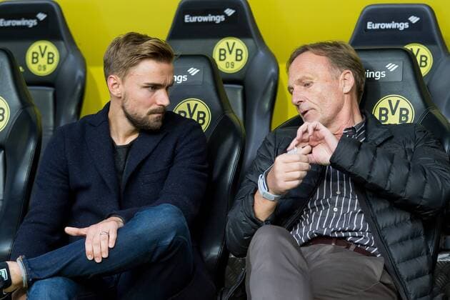 Dortmund, Germany 14.10.2017, 1. Bundesliga 8. Spieltag, BV Borussia Dortmund - RB Leipzig, Marcel Schmelzer (BVB) und CEO Geschaeftsfuehrer Hans-Joachim Watzke (BVB) verletzt am Daumen ( DeFodi001