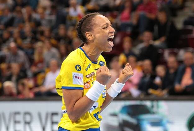 14.10.2017, Deutschland, Ludwigsburg, Deutschland, Handball Championsleague Frauen Saison 2017 2018 SG BBM Bietigheim vs. Metz Handball: Beatrice Edwige (Metz) jubelt, Jubel ballt die Fäuste.