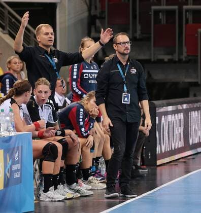 14.10.2017, Deutschland, Ludwigsburg, Deutschland, Handball Championsleague Frauen Saison 2017 2018 SG BBM Bietigheim vs. Metz Handball: BBM Trainer Martin Albertsen und die Mannschaft sind enttäuscht