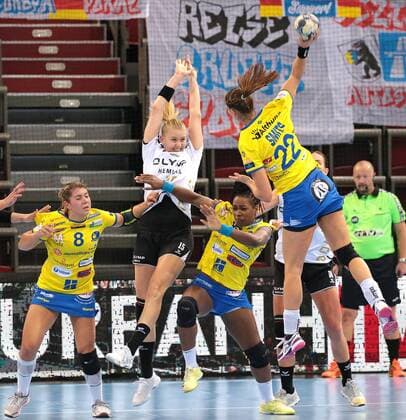14.10.2017, Deutschland, Ludwigsburg, Deutschland, Handball Championsleague Frauen Saison 2017 2018 SG BBM Bietigheim vs. Metz Handball: v.l. Laura Flippes (Metz), Kim Naidzinavicius (BBM), Laurisa Landre (Metz), Xenia Smits (Metz)