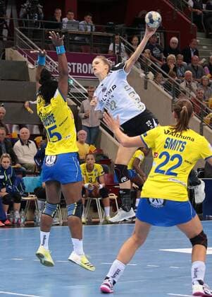 14.10.2017, Deutschland, Ludwigsburg, Deutschland, Handball Championsleague Frauen Saison 2017 2018 SG BBM Bietigheim vs. Metz Handball: v.l. Laurisa Landre (Metz), Susann Müller (BBM), Xenia Smits (Metz)