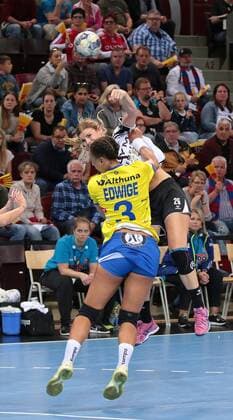 14.10.2017, Deutschland, Ludwigsburg, Deutschland, Handball Championsleague Frauen Saison 2017 2018 SG BBM Bietigheim vs. Metz Handball: v.l. Beatrice Edwige (Metz), Angela Malestein (BBM)