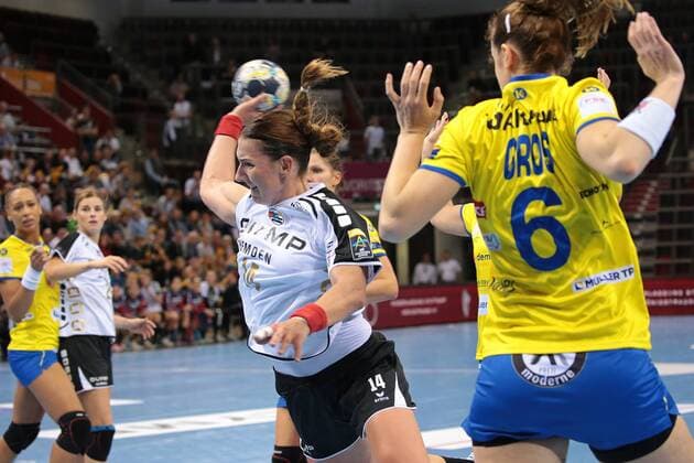 14.10.2017, Deutschland, Ludwigsburg, Deutschland, Handball Championsleague Frauen Saison 2017 2018 SG BBM Bietigheim vs. Metz Handball: v.l. Karolina Kudlacz-Gloc (BBM), Ana Gros (Metz)