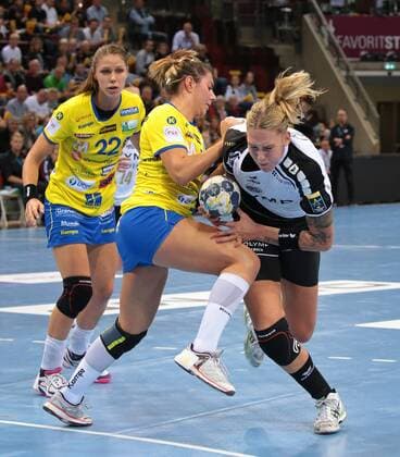 14.10.2017, Deutschland, Ludwigsburg, Deutschland, Handball Championsleague Frauen Saison 2017 2018 SG BBM Bietigheim vs. Metz Handball: v.l. Xenia Smits (Metz), Laura Flippes (Metz), Luisa Schulze (BBM)