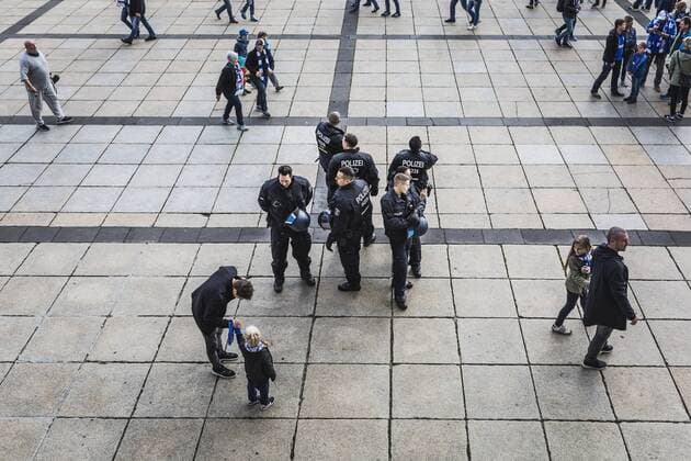 Berlin, Deutschland, 14.10.2017: Polizisten und Fans vor dem Spiel zwischen Hertha BSC und FC Schalke 04 in der Fußball Bundesliga Saison 2017 2018. *** Berlin Germany 14 10 2017 Policemen and supporters before the Game between Hertha BSC and FC Schalke 04 in the Football Bundesliga Season 2017 2018