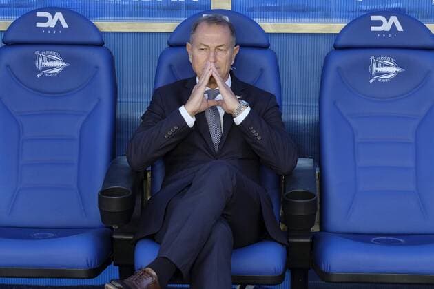 Deportivo Alaves coach, Italian Gianni De Biasi, reacts during the Spanish Primera Division soccer match between Deportivo Alaves and Real Sociedad, in Vitoria, Basque Country, Spain, 14 October 2017. ALAVES VS REAL SOCIEDAD !ACHTUNG: NUR REDAKTIONELLE NUTZUNG!  Copyright: xADRIANxRUIZxDExHIERROx GRA258 20171014-636436148027360039