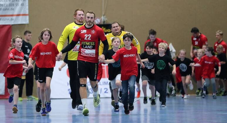 22 Lars Koerner (Braunschweig) und sein Team beim Einlauf