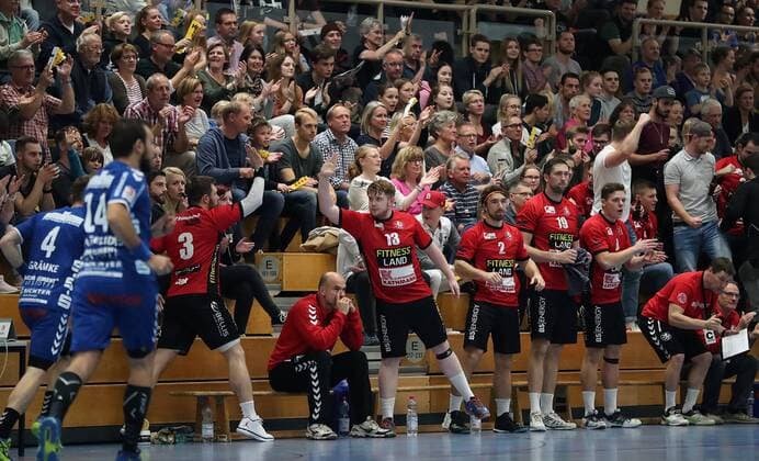 Auswechselbank MTV Braunschweig feuert das team an