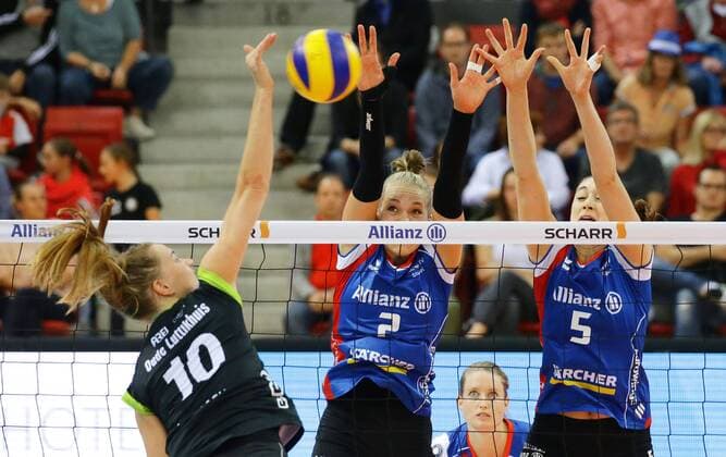 Stuttgart , Volleyball Bundesliga , Allianz MTV Stuttgart vs. Ladies in Black Aachen , von links: Nicole Oude Luttikhuis ( Aachen ) Femke Stoltenborg ( Allianz ) Molly McCage ( Allianz )