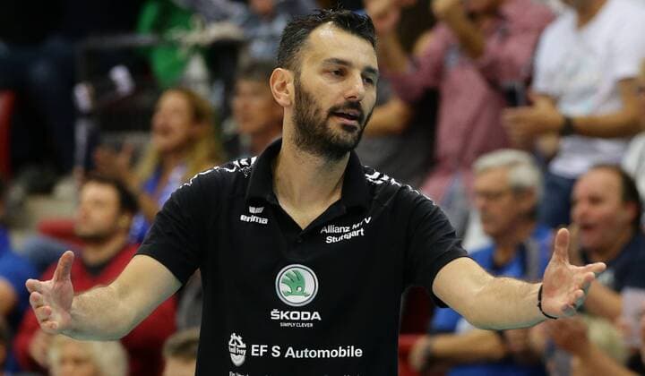 Stuttgart , Volleyball Bundesliga , Allianz MTV Stuttgart vs. Ladies in Black Aachen , Giannis Athanasopoulos ( Trainer Allianz )