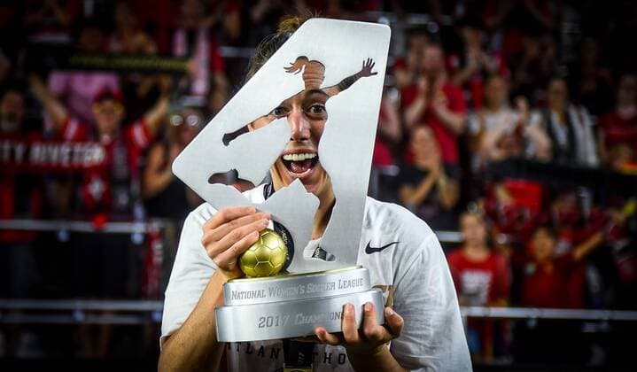 Bilder des Tages - SPORT October 14, 2017 - Orlando, Florida, United States - Orlando, FL - Saturday October 14, 2017: Meghan Klingenberg and the Portland Thorns FC celebrate their National Women s Soccer League (NWSL) Championship win by defeating North Caroline Courage 1-0 during the NWSL Championship match between the North Carolina Courage and the Portland Thorns FC at Orlando City Stadium. Meghan Klingenberg and the Portland Thorns FC celebrate their National Women s Soccer League (NWSL) Championship win by defeating North Caroline Courage 1-0 - ZUMAt139 20171014_zaa_t139_147 Copyright: xBradxSmithx