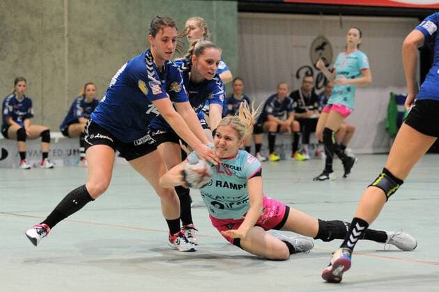 Annika Ingenpa? (TusSis Metzingen 20) gegen Larissa Petersen (HSG Blomberg-Lippe 14) Handball,Women,EHF-Cup,Round 2 Spiel,14.10.2017, Foto:TBaur Eibner Metzingen Copyright: xBaurT Eibner-Pressefotox EP_ToBa