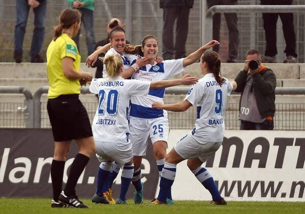 15.10.2017, xpsx, Fussball 1.Bundesliga Frauen, 1.FFC Frankfurt - MSV Duisburg, emspor v.l. celebrate the goal, Torjubel zum 0:1 für Duisburg Torschützin Pia Rijsdijk (MSV Duisburg) Frankfurt am Main