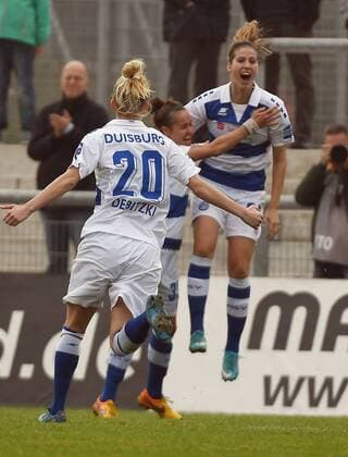 15.10.2017, xpsx, Fussball 1.Bundesliga Frauen, 1.FFC Frankfurt - MSV Duisburg, emspor v.l. celebrate the goal, Torjubel zum 0:1 für Duisburg Torschützin Pia Rijsdijk (MSV Duisburg) Frankfurt am Main