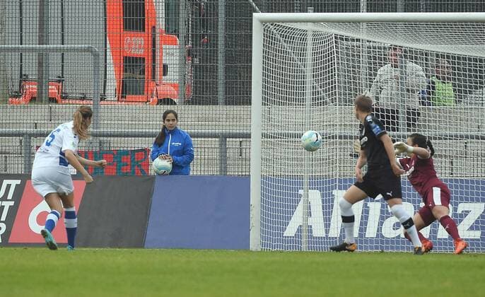 15.10.2017, xpsx, Fussball 1.Bundesliga Frauen, 1.FFC Frankfurt - MSV Duisburg, emspor v.l. Tor zum 0:1 für Duisburg Torschützin Pia Rijsdijk (MSV Duisburg), Sophie Schmidt (1.FFC Frankfurt), Bryane Haeberkin (1.FFC Frankfurt) Frankfurt am Main