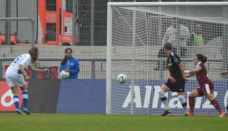 15.10.2017, xpsx, Fussball 1.Bundesliga Frauen, 1.FFC Frankfurt - MSV Duisburg, emspor v.l. Tor zum 0:1 für Duisburg Torschützin Pia Rijsdijk (MSV Duisburg), Sophie Schmidt (1.FFC Frankfurt), Bryane Haeberkin (1.FFC Frankfurt) Frankfurt am Main