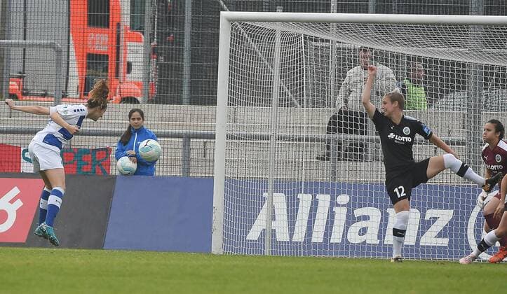 15.10.2017, xpsx, Fussball 1.Bundesliga Frauen, 1.FFC Frankfurt - MSV Duisburg, emspor v.l. Tor zum 0:1 für Duisburg Torschützin Pia Rijsdijk (MSV Duisburg), Sophie Schmidt (1.FFC Frankfurt), Bryane Haeberkin (1.FFC Frankfurt) Frankfurt am Main
