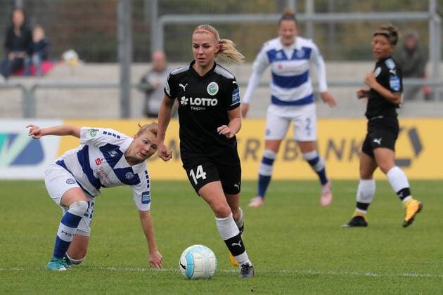 v.li.: Vanessa Martini (MSV, 22), Jackie Groenen (Frankfurt, 14) am Ball, Spielszene, Fussball, Allianz Frauen-Bundesliga, 1. FFC Frankfurt - MSV Duisburg,