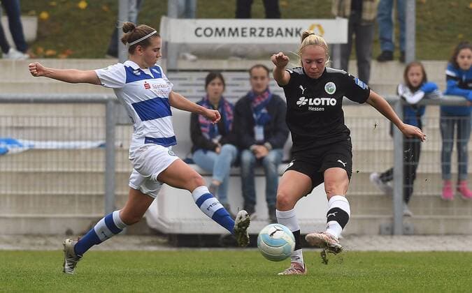 15.10.2017, xpsx, Fussball 1.Bundesliga Frauen, 1.FFC Frankfurt - MSV Duisburg, emspor v.l. Rieke Dieckmann (MSV Duisburg), Janina Hechler (1.FFC Frankfurt) Frankfurt am Main