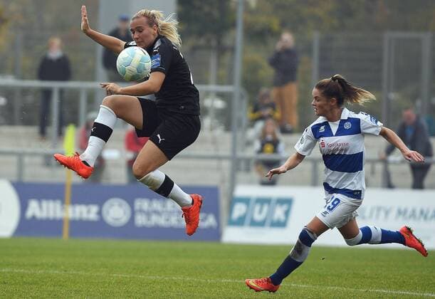15.10.2017, xpsx, Fussball 1.Bundesliga Frauen, 1.FFC Frankfurt - MSV Duisburg, emspor v.l. Laura Stoerzel (1.FFC Frankfurt), Stefanie Weichelt (MSV Duisburg) Frankfurt am Main