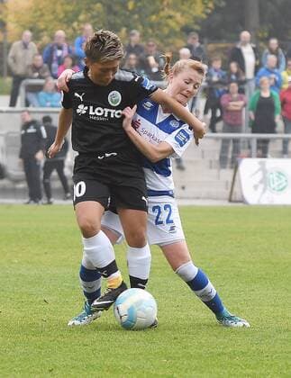 15.10.2017, xpsx, Fussball 1.Bundesliga Frauen, 1.FFC Frankfurt - MSV Duisburg, emspor v.l. Kumi Yokoyama (1.FFC Frankfurt), Vanessa Martini (MSV Duisburg) Frankfurt am Main