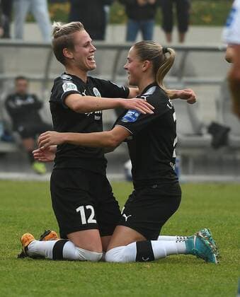 15.10.2017, xpsx, Fussball 1.Bundesliga Frauen, 1.FFC Frankfurt - MSV Duisburg, emspor v.l. celebrate the goal, Torjubel zum 1:1 ausgleich für Frankfurt Torschützin Sophie Schmidt (1.FFC Frankfurt), Ana-Maria Crnogorcevic (1.FFC Frankfurt) Frankfurt am Main