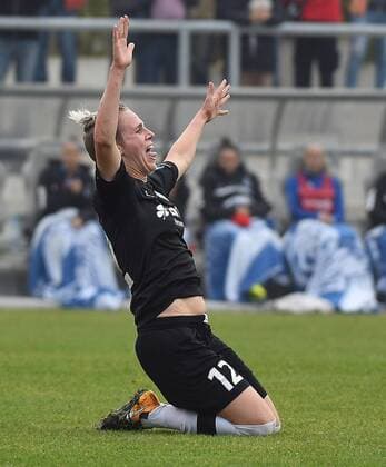 15.10.2017, xpsx, Fussball 1.Bundesliga Frauen, 1.FFC Frankfurt - MSV Duisburg, emspor v.l. celebrate the goal, Torjubel zum 1:1 ausgleich für Frankfurt Torschützin Sophie Schmidt (1.FFC Frankfurt) Frankfurt am Main