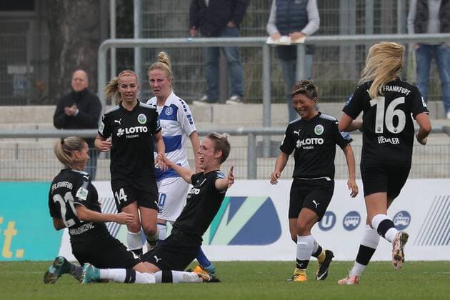 v.li.: Ana-Maria Crnogorcevic (Frankfurt, 21) jubelt am Boden mit Torschützin Sophie Schmidt (Frankfurt, 12), jubeln über das Tor zum 1:1, Jubel, Torjubel, Torerfolg, celebrate the goal, goal, celebration, Jubel ueber das Tor, optimistisch, Action, Aktion, Fussball, Allianz Frauen-Bundesliga, 1. FFC Frankfurt - MSV Duisburg,
