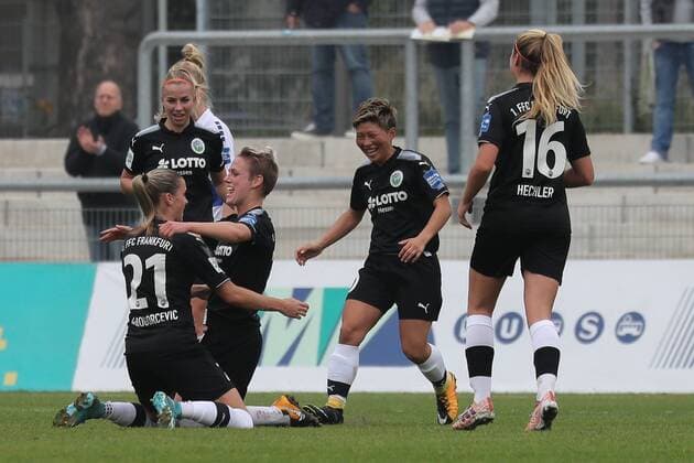 v.li.: Ana-Maria Crnogorcevic (Frankfurt, 21) jubelt am Boden mit Torschützin Sophie Schmidt (Frankfurt, 12), jubeln über das Tor zum 1:1, Jubel, Torjubel, Torerfolg, celebrate the goal, goal, celebration, Jubel ueber das Tor, optimistisch, Action, Aktion, Fussball, Allianz Frauen-Bundesliga, 1. FFC Frankfurt - MSV Duisburg,