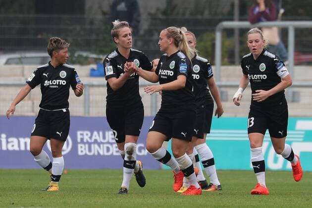 v.li.: Torschützin Sophie Schmidt (Frankfurt, 12) klatscht sich mit Laura Störzel (Laura Stoerzel, Frankfurt, 20) ab, jubeln über das Tor zum 1:1, Jubel, Torjubel, Torerfolg, celebrate the goal, goal, celebration, Jubel ueber das Tor, optimistisch, Action, Aktion, Fussball, Allianz Frauen-Bundesliga, 1. FFC Frankfurt - MSV Duisburg,