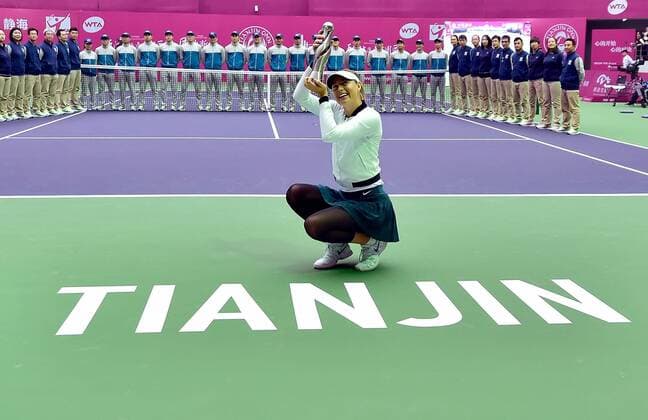 (171015) -- TIANJIN, Oct. 15, 2017 -- Maria Sharapova of Russia poses with the trophy after the women s singles final match against Aryna Sabalenka of Belarus at the 2017 WTA Tennis Damen Tianjin Open tennis tournament in north China s Tianjin Municipality, Oct. 15, 2017. Maria Sharapova won 2-0 to claim the title. ) (SP)CHINA-TIANJIN-TENNIS-WTA-TIANJIN OPEN (CN) YuexYuewei 