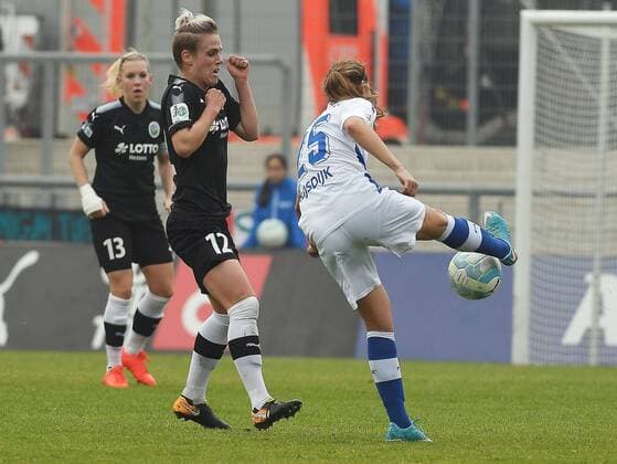 15.10.2017, xpsx, Fussball 1.Bundesliga Frauen, 1.FFC Frankfurt - MSV Duisburg, emspor v.l. Sophie Schmidt (1.FFC Frankfurt), Pia Rijsdijk (MSV Duisburg) Frankfurt am Main