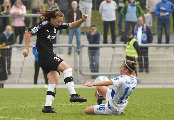 15.10.2017, xpsx, Fussball 1.Bundesliga Frauen, 1.FFC Frankfurt - MSV Duisburg, emspor v.l. Tanja Pawollek (1.FFC Frankfurt), Rieke Dieckmann (MSV Duisburg) Frankfurt am Main