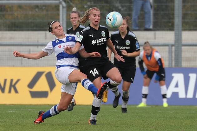 v.li.: Rieke Dieckmann (MSV, 16), Jackie Groenen (Frankfurt, 14), Zweikampf, Duell, duel, tackle, tackling, Dynamik, Action, Aktion, Fussball, Allianz Frauen-Bundesliga, 1. FFC Frankfurt - MSV Duisburg,