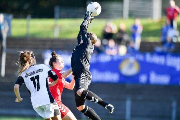 Julia Gornowitz (USV Jena 2) versucht den Ball zu fangen, Fussball, 2. Frauen-Bundesliga, Borussia Mönchengladbach - USV Jena 2,