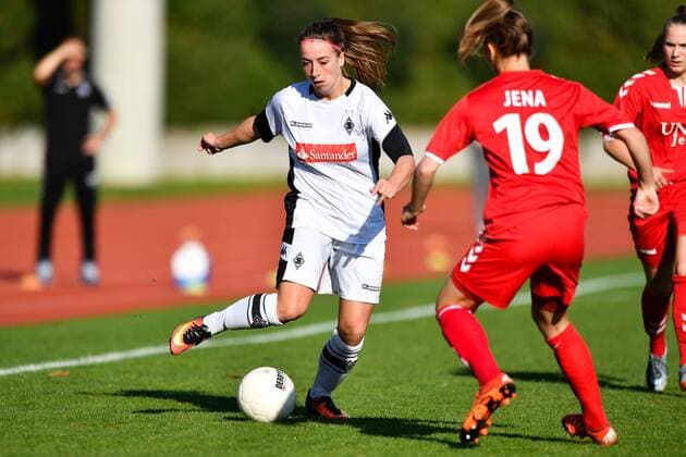 Zweikampf Kelly Simon (Borussia Mönchengladbach) im Zweikampf Melanie Müller (USV Jena 2), Fussball, 2. Frauen-Bundesliga, Borussia Mönchengladbach - USV Jena 2,