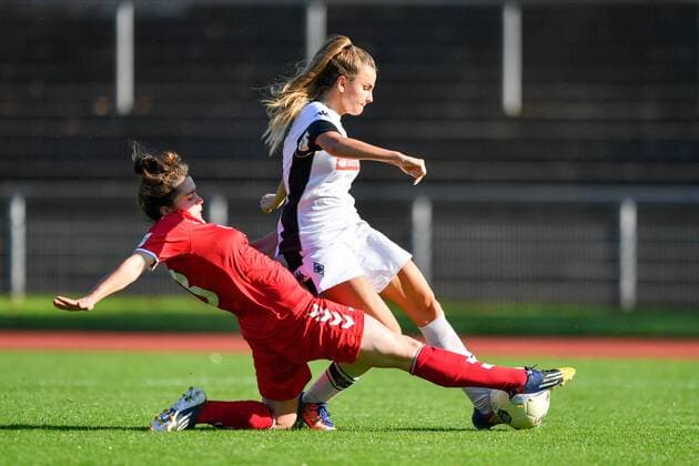 Tina Kremlitschka (USV Jena 2) grätscht fair den von Pia Beyer (Borussia Mönchengladbach), Fussball, 2. Frauen-Bundesliga, Borussia Mönchengladbach - USV Jena 2,