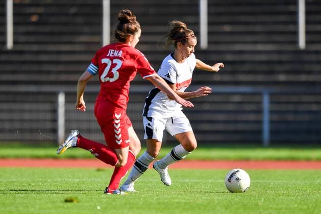 Zweikampf Tina Kremlitschka (USV Jena 2) mit Liv Aerts (Borussia Mönchengladbach), Fussball, 2. Frauen-Bundesliga, Borussia Mönchengladbach - USV Jena 2,