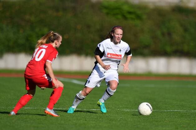 Linda Preuß (USV Jena 2) versucht Julia Koj (Borussia Mönchengladbach) zu stoppen, Fussball, 2. Frauen-Bundesliga, Borussia Mönchengladbach - USV Jena 2,