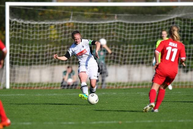 Julia Koj (Borussia Mönchengladbach) beim Spielaufbau, Fussball, 2. Frauen-Bundesliga, Borussia Mönchengladbach - USV Jena 2,