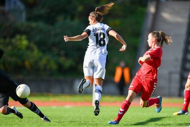 Liv Aerts (Borussia Mönchengladbach) lenkt den Ball zum 1:1 ins Tor, Fussball, 2. Frauen-Bundesliga, Borussia Mönchengladbach - USV Jena 2,
