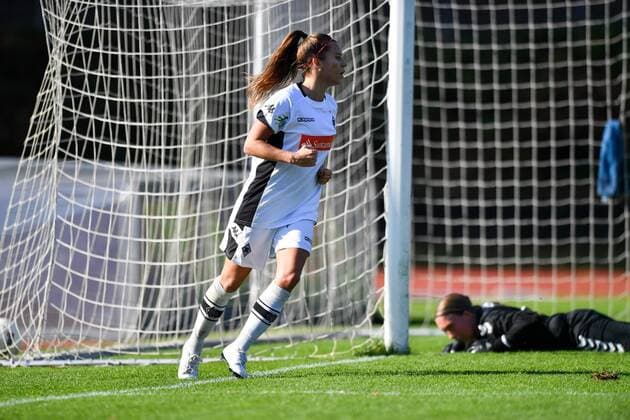 Liv Aerts (Borussia Mönchengladbach) dreht jubelnd nach ihrem Tor ab, Fussball, 2. Frauen-Bundesliga, Borussia Mönchengladbach - USV Jena 2,
