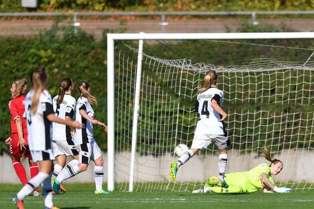 Marie Tellenbröcker (USV Jena 2) schiesst zum 1:2 ein, Fussball, 2. Frauen-Bundesliga, Borussia Mönchengladbach - USV Jena 2,