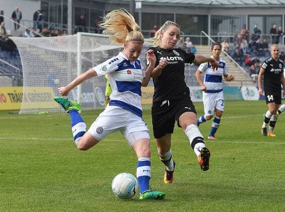 15.10.2017, xpsx, Fussball 1.Bundesliga Frauen, 1.FFC Frankfurt - MSV Duisburg, emspor v.l. Magdalena Richter (MSV Duisburg), Cecilie Sandvei (1.FFC Frankfurt) Frankfurt am Main