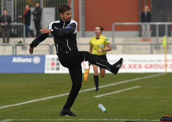 15.10.2017, xpsx, Fussball 1.Bundesliga Frauen, 1.FFC Frankfurt - MSV Duisburg, emspor v.l. Trainer Niko Arnautis (1.FFC Frankfurt) flasche tritt ärgern Frankfurt am Main