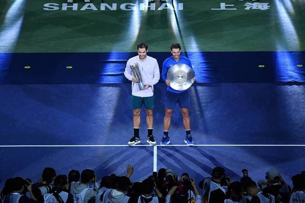 Bilder des Tages - SPORT Winner Roger Federer of Switzerland, left, and first runner-up Rafael Nadal of Spain pose with their trophies after their final of men s singles during the Shanghai Rolex Masters tennis tournament at Qizhong Forest Sports City Tennis Center in Shanghai, China, 15 October 2017. Roger Federer defeated Rafael Nadal 2-0 (6-4, 6-3) in the final of the Shanghai Rolex Masters tennis tournament on Sunday (15 October 2017). Tennis legends Rafael Nadal and Roger Federer set up their 38th face-to-face ATP Tennis Herren World Tour clash on Saturday, defeating Marin Cilic and Juan Martin Del Potro respectively to advance into the Shanghai Rolex Masters final. Current world no.1 Nadal win 23 of the pair s 37 previous matches, but Swiss superstar Federer took the most recent four, including a thrilling five-set victory in the Australian Open final in January. The second-seeded Federer faced big challenges in Saturday s semifinals against Argentine 16th-seeded Del Potro, who showed no signs of problems playing after injuring his left wrist in the quarterfinals. Federer slashes Nadal to title men s singles at Shanghai Masters final  20171015_49587