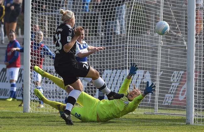 15.10.2017, xpsx, Fussball 1.Bundesliga Frauen, 1.FFC Frankfurt - MSV Duisburg, emspor v.l. Tor zum 2:1 für Frankfurt Torschützin Lise Munk (1.FFC Frankfurt), Lena Nuding (MSV Duisburg) Frankfurt am Main