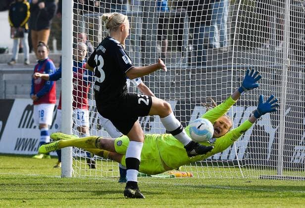 15.10.2017, xpsx, Fussball 1.Bundesliga Frauen, 1.FFC Frankfurt - MSV Duisburg, emspor v.l. Tor zum 2:1 für Frankfurt Torschützin Lise Munk (1.FFC Frankfurt), Lena Nuding (MSV Duisburg) Frankfurt am Main