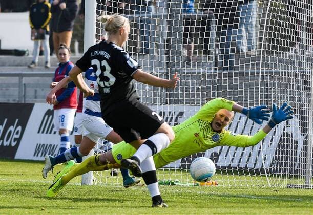 15.10.2017, xpsx, Fussball 1.Bundesliga Frauen, 1.FFC Frankfurt - MSV Duisburg, emspor v.l. Tor zum 2:1 für Frankfurt Torschützin Lise Munk (1.FFC Frankfurt), Lena Nuding (MSV Duisburg) Frankfurt am Main